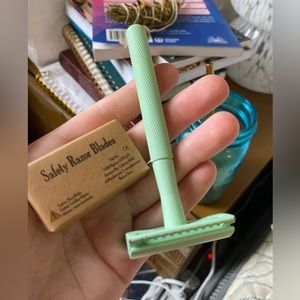 Womens safety razor with blades